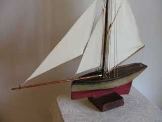 Voici un bien joli modèle d un bateau jouet provenant de l ile de Bréhat en Bretagne.