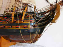 Restauration d'une maquette représentant le célébre vaisseau <i>H.M.S Victory</i> connu pour avoir participé à la bataille de Trafalgar.