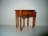 Je vous propose de découvrir <b>petite table</b> d'appoint et <b>guéridon </b> en essence de bois noble(peuplier, merisier ou noyer selon votre goût).<br><br>Ces miniatures (à l'échelle 1/12ème) sont assemblées de façon traditionnelle par tenons et mortaises.<br><br>Leurs beautés sont mise en valeur par une finition minutieuse à base d'une patine et d'une cire à l'ancienne.