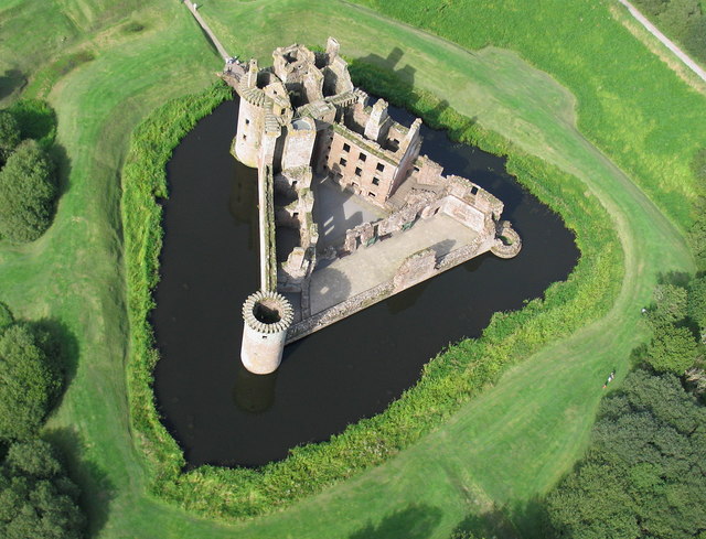 http://www.ulmo.net/sorties/2012-vacances/photos/ecosse/2012-08-28%20-%20ecosse%20-%20caerlaverock%20-%20chateau%2000.jpg